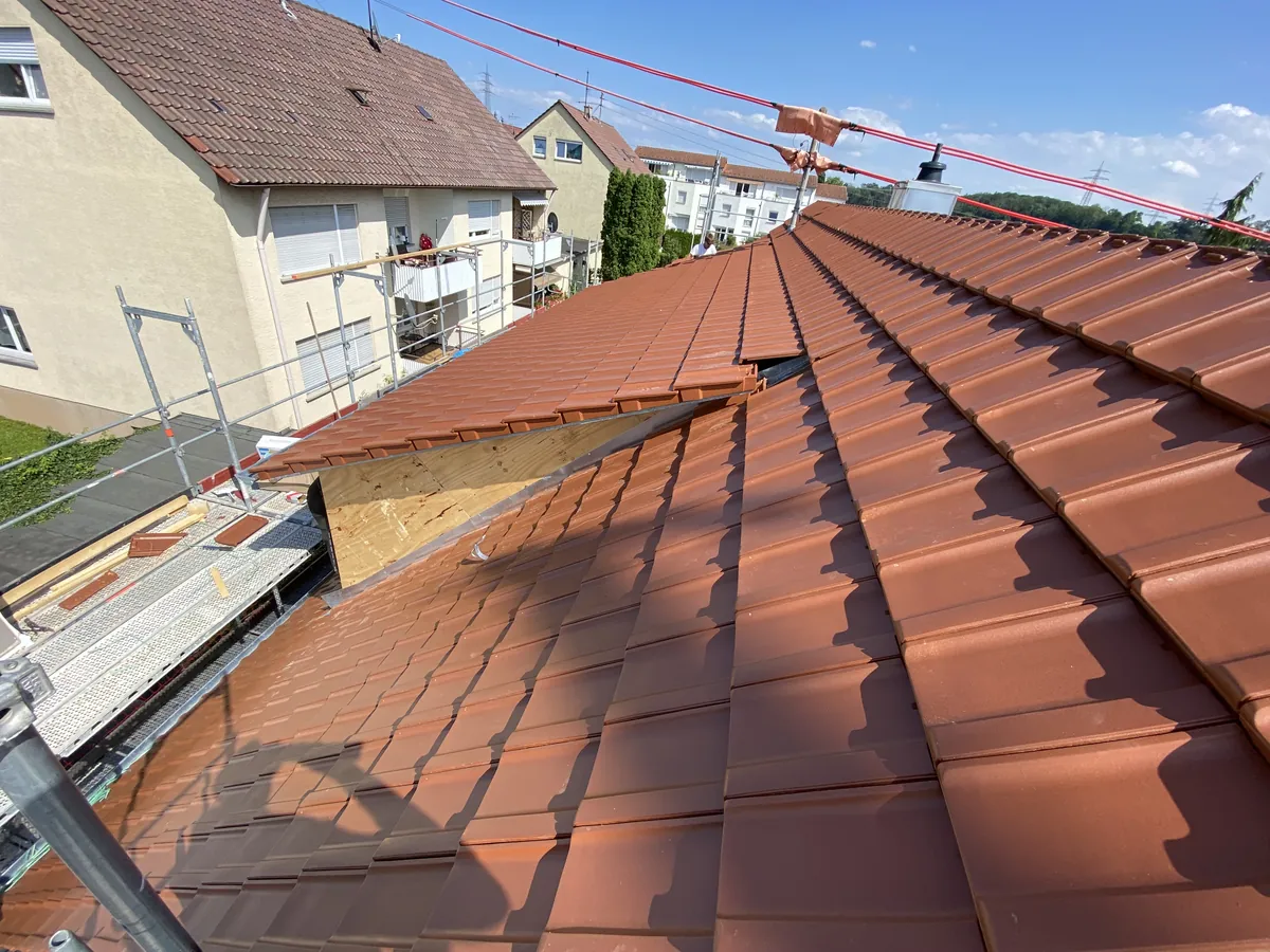 Dasselbe Dach fertig mit neuen Ziegeln eingedeckt