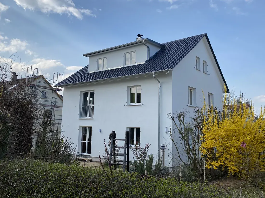 Dasselbe Wohnhaus nach der Dachsanierung mit neuem Dach