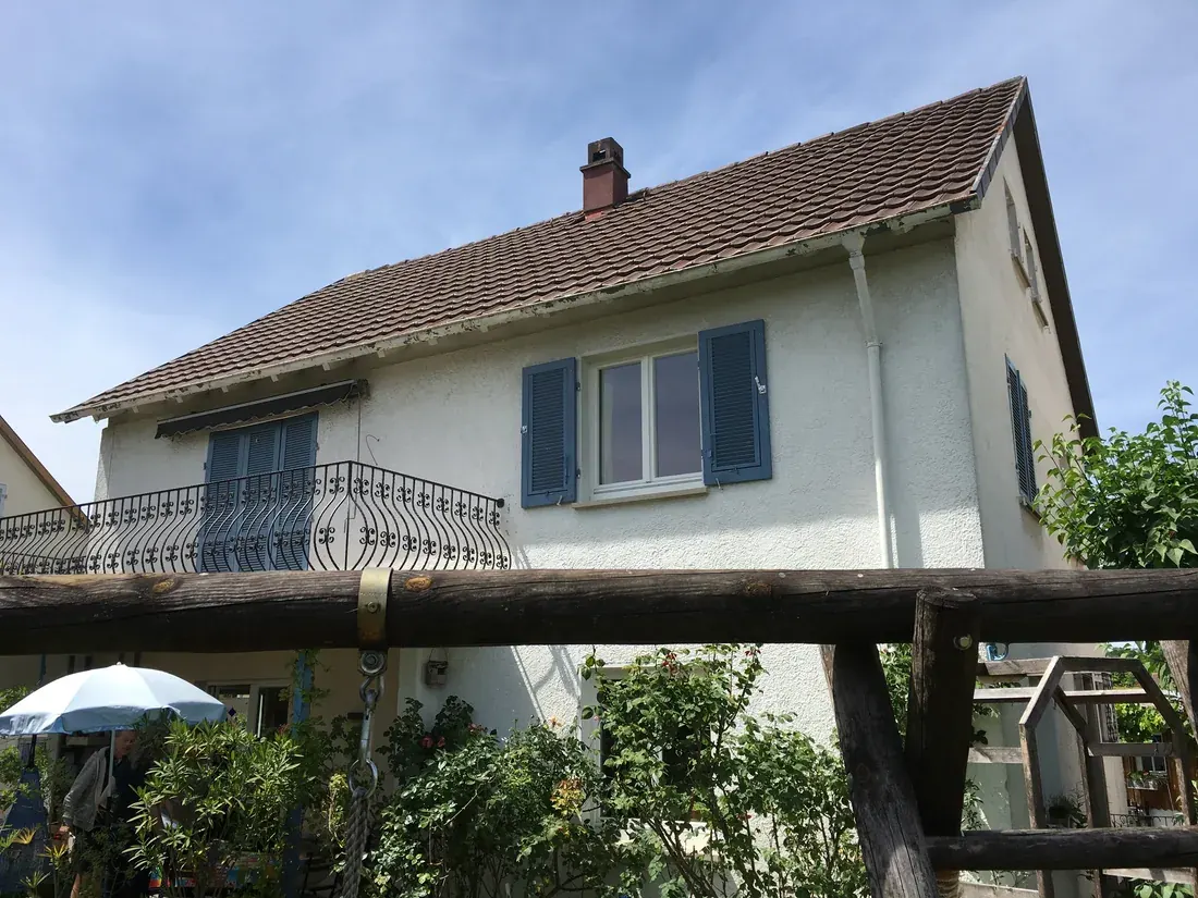 Wohnhaus vor der Sanierung mit altem Dach