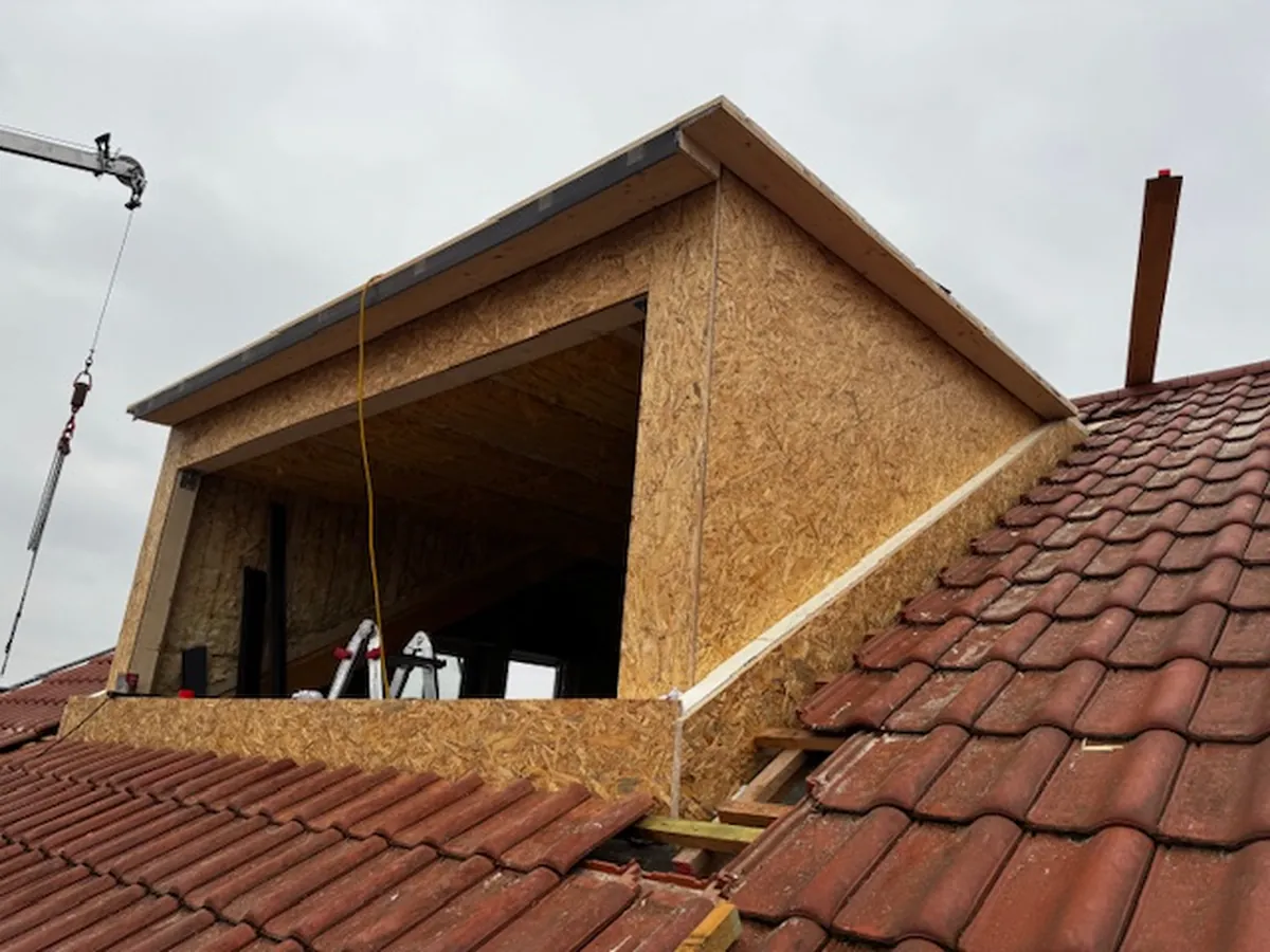 Neue Dachgaube im Bau, von außen auf dem Ziegeldach