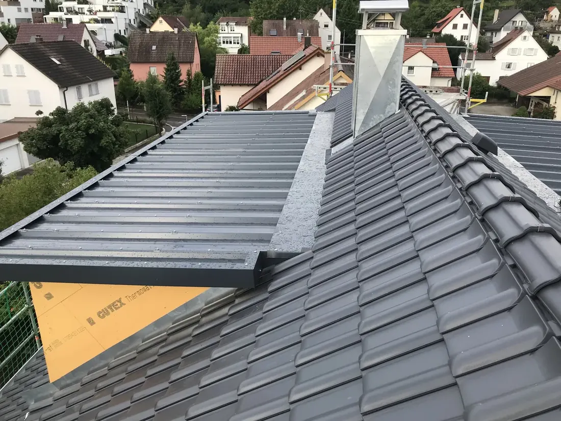Neu eingedecktes Dach eines Wohnhauses