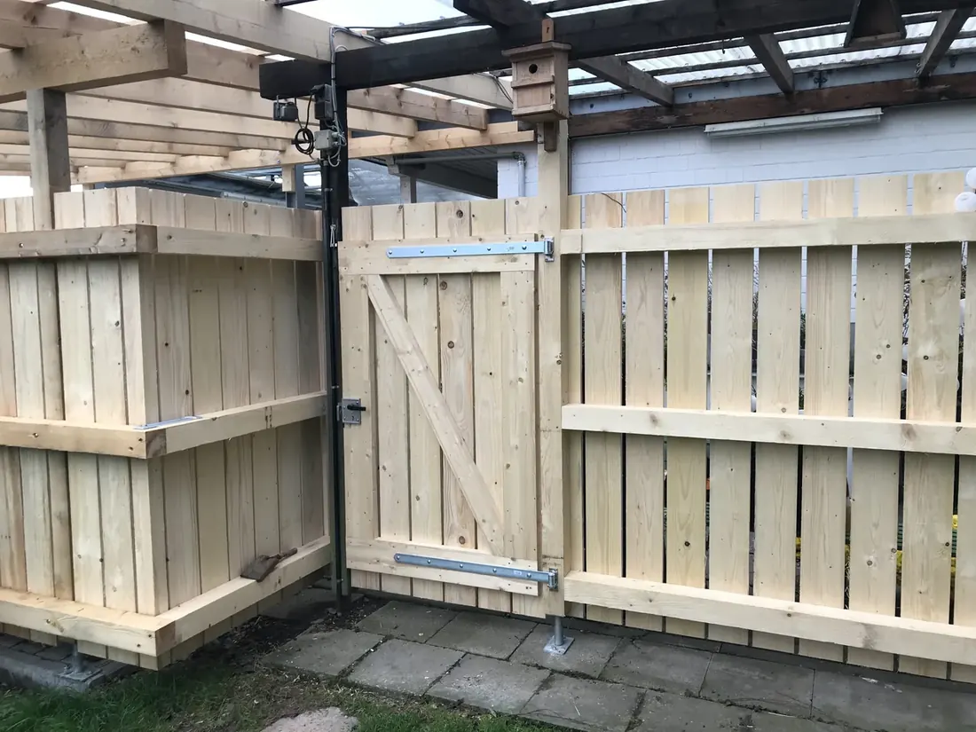 Sichtschutz aus senkrechten Holzlamellen